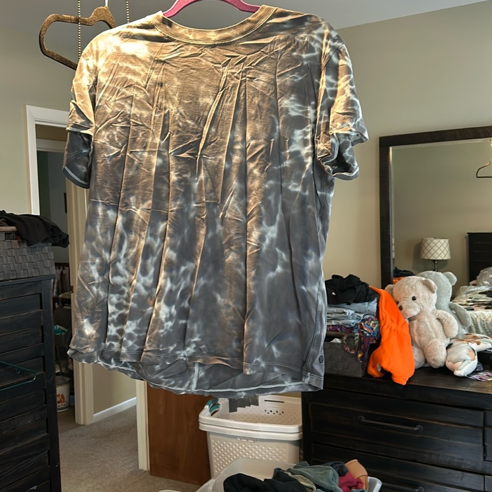 Lululemon tee shirt